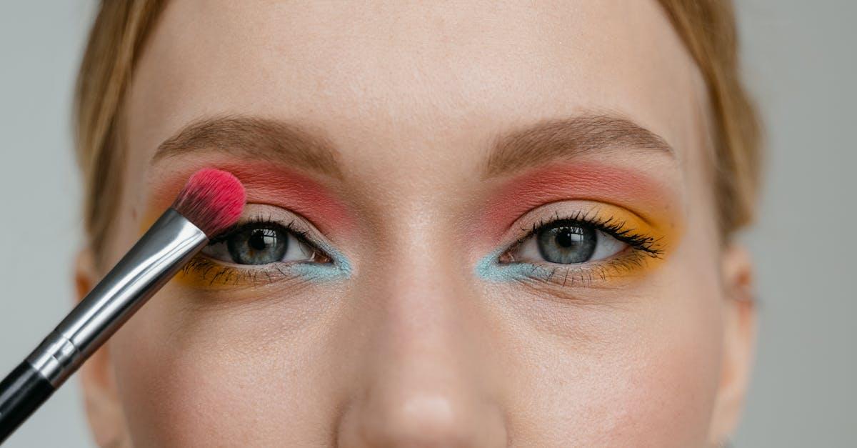 Efekt soap brows w minutę: transparentny żel, który unosi, układa i utrwala brwi jak po wizycie u stylistki