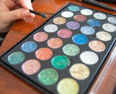 Chromowy blask na powiekach: mokry efekt, który przyciąga spojrzenia