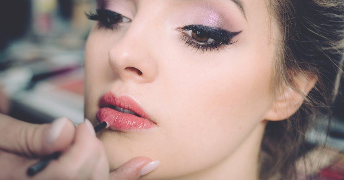 Gruby, graficzny eyeliner: krok po kroku do efektu WOW