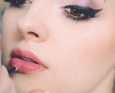 Gruby, graficzny eyeliner: krok po kroku do efektu WOW