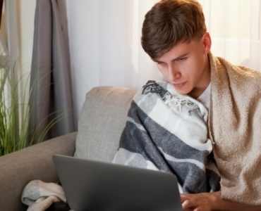 Litera E na zwolnieniu lekarskim – co naprawdę znaczy i jak wpływa na zasiłek