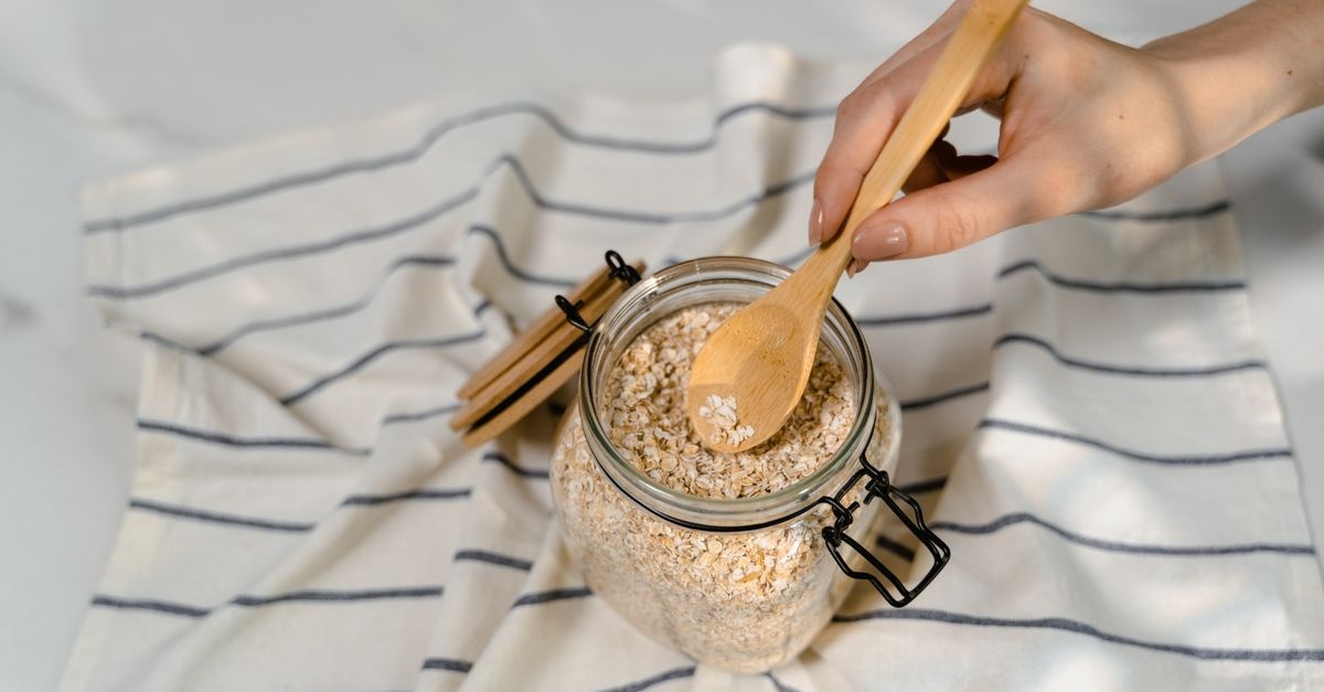 Domowy peeling miodowo-owsiany: gładka i promienna cera w 5 minut
