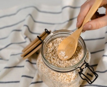 Domowy peeling miodowo-owsiany: gładka i promienna cera w 5 minut