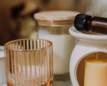 Wdychaj spokój, wydychaj stres: przewodnik po olejkach do aromaterapii dla lepszego samopoczucia