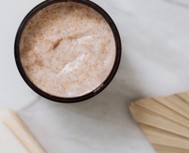 Gładka skóra jak jedwab: mleczny peeling z otrębami pszennymi – naturalny rytuał dla ciała