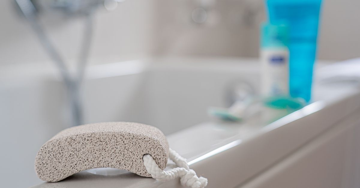 Pożegnaj szorstkie łokcie: peeling z pumeksem i kwasem salicylowym, który naprawdę działa