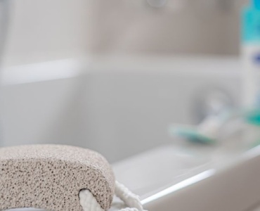Pożegnaj szorstkie łokcie: peeling z pumeksem i kwasem salicylowym, który naprawdę działa