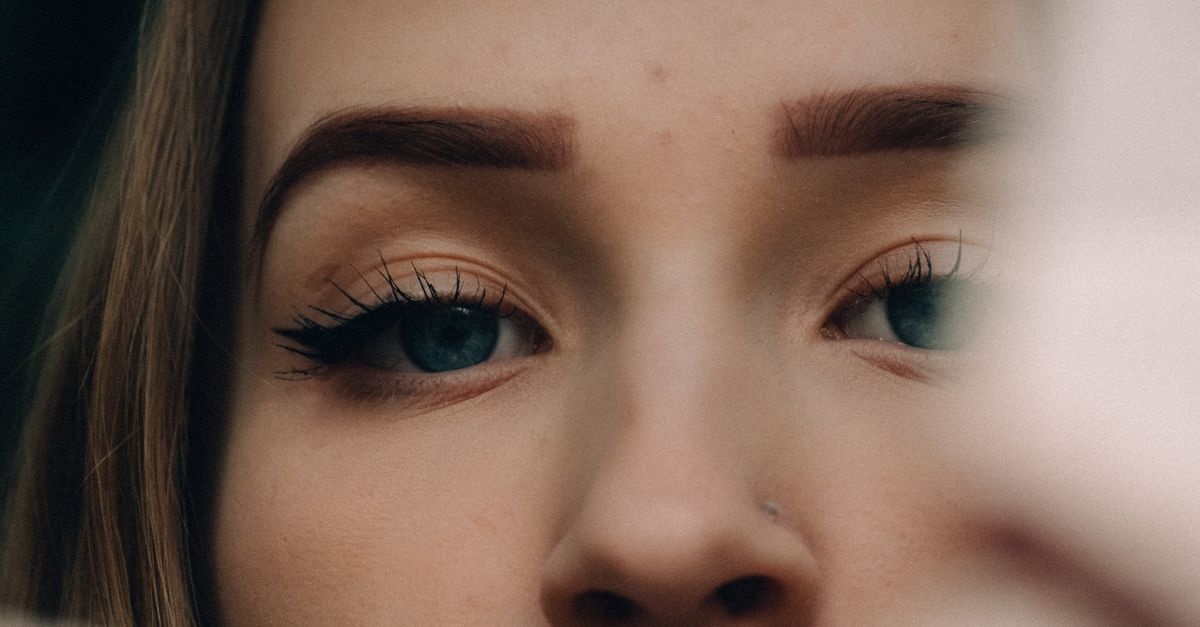 Gęste brwi w zgodzie z naturą: jak wybrać i stosować naturalne serum wzrostowe w codziennej pielęgnacji