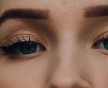 Gęste brwi w zgodzie z naturą: jak wybrać i stosować naturalne serum wzrostowe w codziennej pielęgnacji