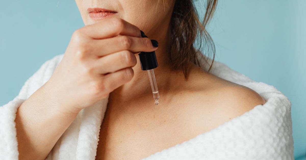 Ramiona jak jedwab: witaminowe serum, które uruchamia regenerację skóry
