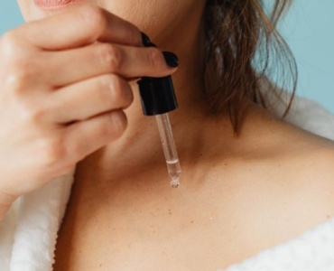 Ramiona jak jedwab: witaminowe serum, które uruchamia regenerację skóry